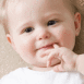 B�b� blond souriant