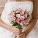 Mari�e tenant un bouquet de roses