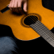 Guitare s�che sur les genoux
