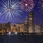 Feu d'artifice sur ville nocturne