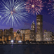 Feu d'artifice sur ville nocturne