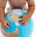 B�b� tenant un globe terrestre