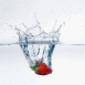 Fraise tombant dans l'eau