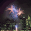 Feu d'artifice au dessus des gratte-ciels