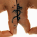 Tatouage tribal sur les pouces