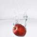 Pomme jet�e dans l'eau