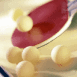 Raquette de ping-pong rouge et balles jaunes