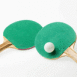 Raquettes de ping-pong vertes et balle blanche