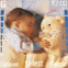 B�b� dormant avec sa peluche