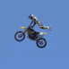 Motard volant dans les airs