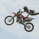 Motocross, acrobatie les jambes en l'air