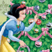 Blanche-Neige d�core son sapin