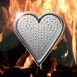 Coeur en diamant dans les flammes