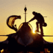 Avion de chasse en contre-jour