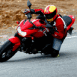 Moto rouge dans un tournant