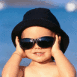 B�b� portant un chapeau