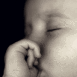 B�b� su�ant son pouce