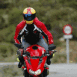 Motard sur la roue avant