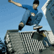 Skateur en plein flip