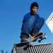 Skateur en plein grab