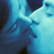 Couple s'embrassant