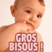 B�b� su�ant son index "Gros bisous!"