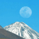 Chili: lune sur la montagne enneig�e