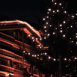 Chalet et sapin d�cor�s pour No�l (Alpes)
