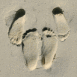 Pas d'homme et de femme dans le sable, face � face