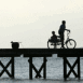 Cyclistes enfants � contre-jour sur la jet�e