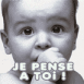 B�b� su�ant son pouce "je pense � toi"