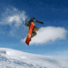 Snowboarder en plein vol