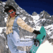 Snowboardeuse sautant la falaise