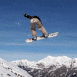 Snowboarder attrapant sa planche