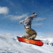 Snowboarder sautant dans la poudreuse