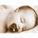 B�b� dormant avec sa t�tine