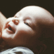 B�b� t�tant sa m�re
