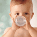 Enfant buvant son biberon