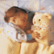 B�b� dormant avec sa peluche