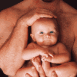 B�b� dans les bras de son papa