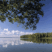 Lac paisible sous le ciel bleu