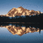 Lac canadien et reflet de montagne