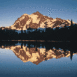 Lac canadien et reflet de montagne