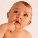 B�b� su�ant son doigt