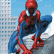Ultimate Spider-Man accroupi sur un building
