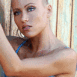 Blonde en d�bardeur bleu ciel