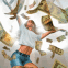 Emma Frost jetant des billets
