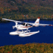 Hydravion volant sur un lac