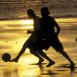 Deux jeunes footballeurs sur la plage