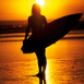 Surfeuse en contre-jour